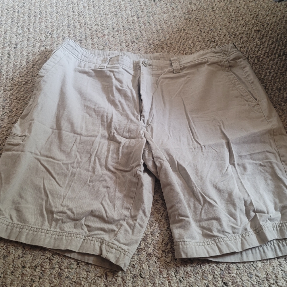 Cargo shorts sz 38 beige/white